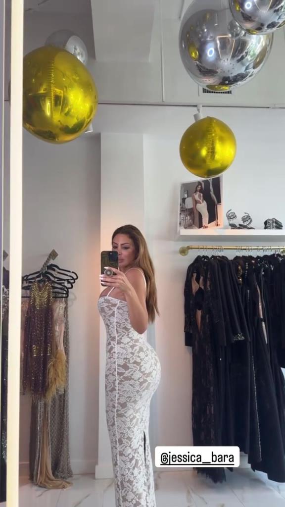 徐娘半老！皮蓬前妻穿吊帶裙自拍，這身材也太炸裂了！