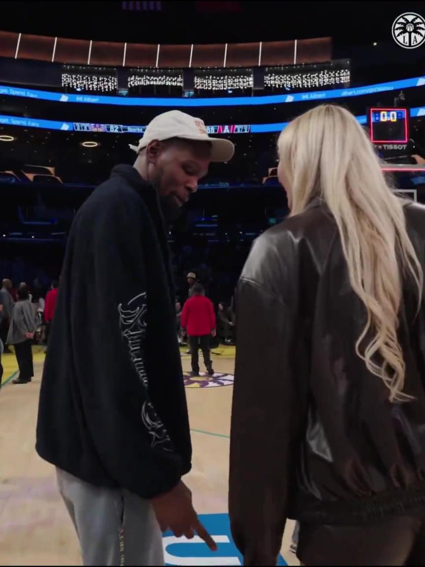 小帥這氣質！杜蘭特與庫里教妹布林克擁抱，眼睛好像一直偷瞟布林克大長腿