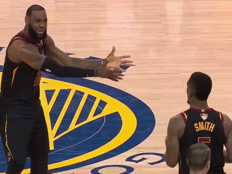 名場面！JR搶下關鍵籃板沒看表，老詹質(zhì)問JR為何傳球