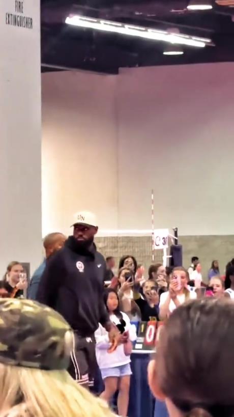 什么是巨星啊！詹姆斯現身排球場被小球迷包圍 這就是行走的流量