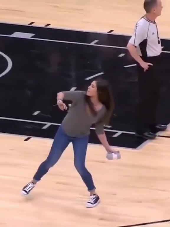 不愧是美國女籃主力，普拉姆的力量太嚇人了